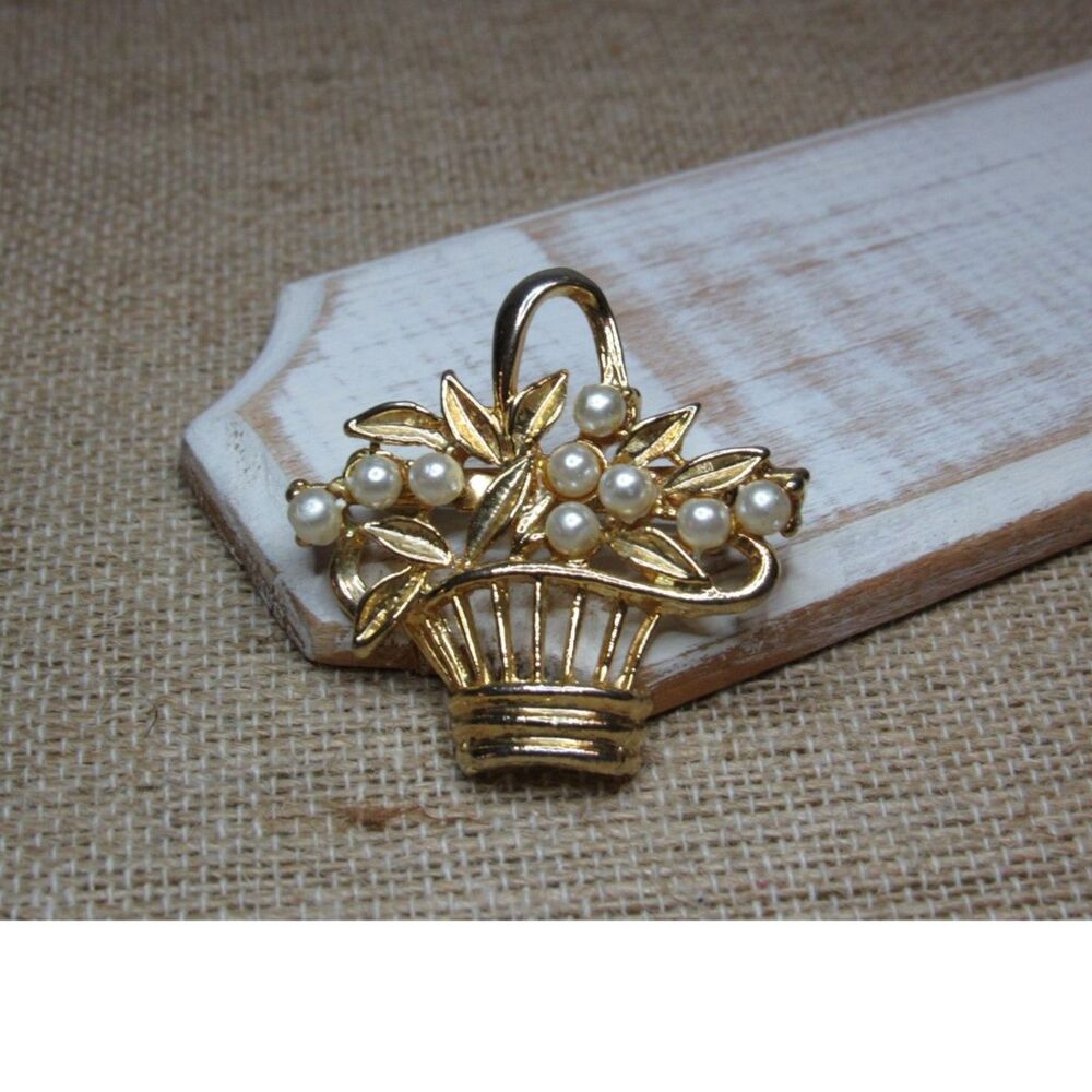 🧺 Vintage Faux Pearl Floral Basket Brooch 🧺
